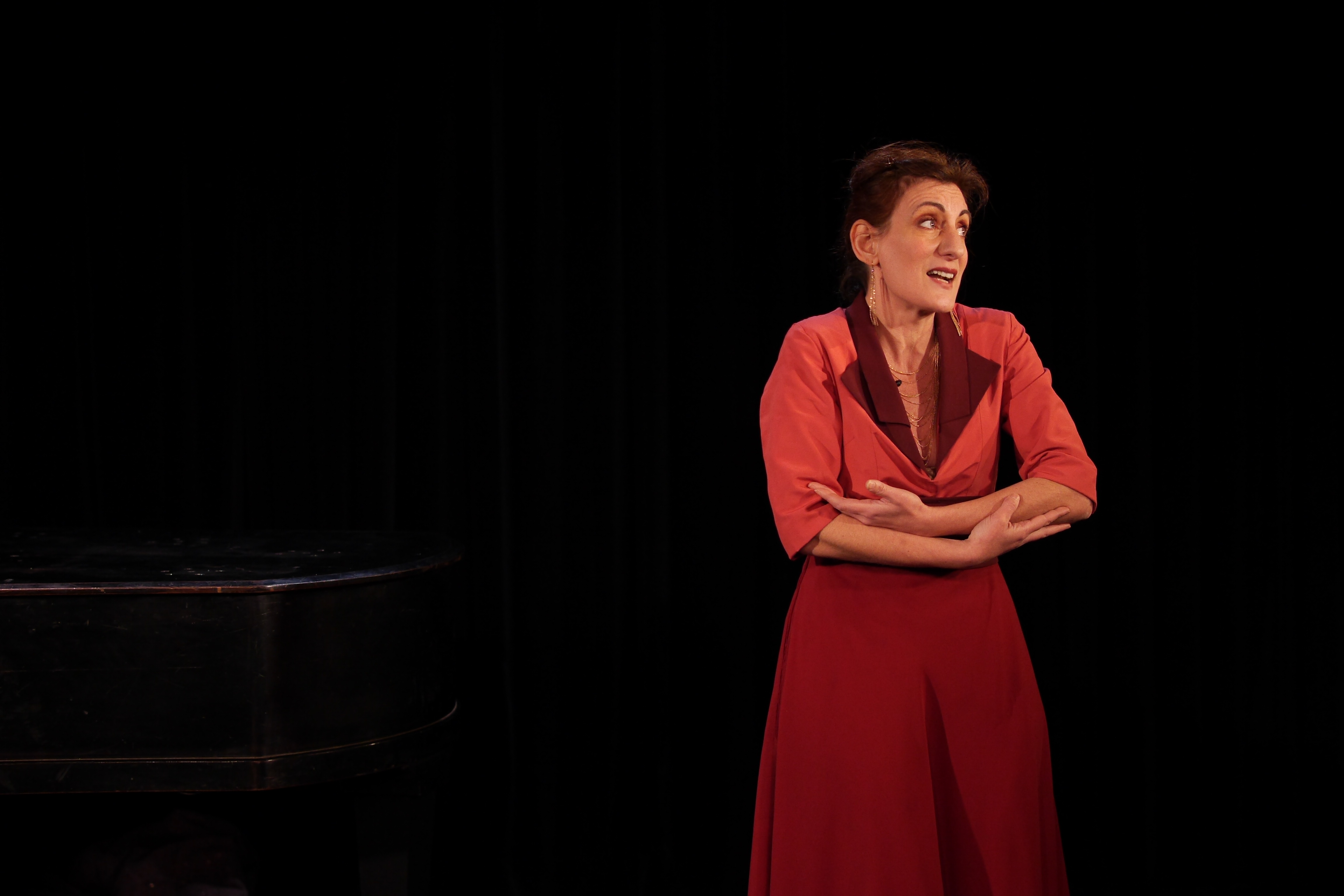 CHANTEUSE À CHEVAL DANS LA FORÊT, AU STUDIO RASPAIL