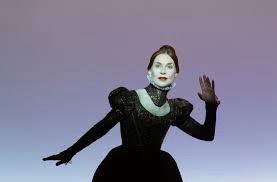 Isabelle Huppert hallucinatoire dans Mary Said What She Said de Robert Wilson