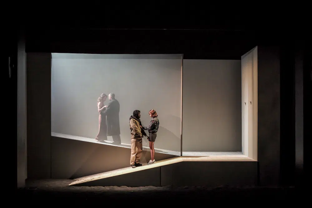 « Étincelles » : La noirceur lumineuse de Jon Fosse embrase la Comédie-Française