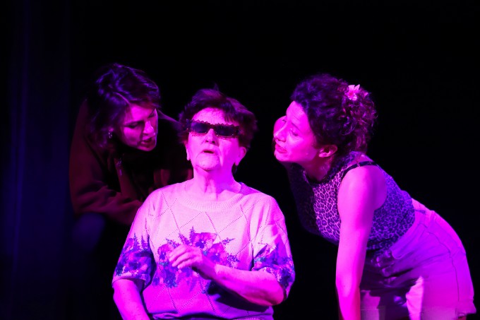 Coupables d’amour au Théâtre de la Reine Blanche : une plongée intense dans l’obscurité de la violence familiale